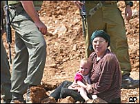 پليس اسرائيلی در حال اخراج يکی از ساکنان شهرکهای يهودی نشين 