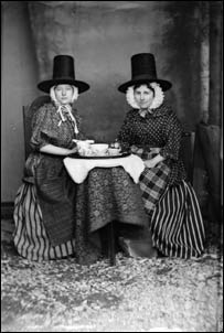  دو زن با لباس ولشی چای می نوشندعکس از جان توماس، © The National Library of Wales