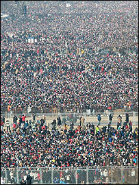 Obama'yı izleyen kalabalıklar