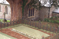 Bedd Lewis Morris ym mynwent Llangynnwr.