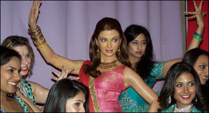 एश्वर्या की मूर्ति के पास नृत्य करते लोग