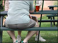 Homem gordo sentado no parque