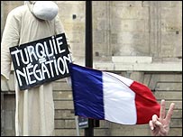 Fransa Parlamentosu önünde gösteri yapan Ermeniler