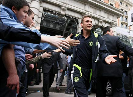Andriy Shevchenko leaves Chelsea's hotel