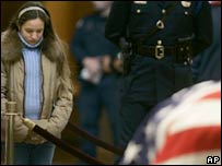 Gerald Ford'un tabutunu ziyaret eden bir Amerikalı