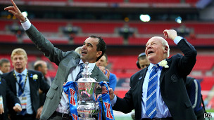 Martínez junto a Dave Whelan 