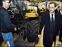 Sarkozy bir fabrikayı ziyaret ediyor.