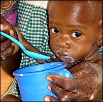 Criança africana com a mãe