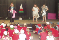 Perfformio'r pantomeim ar y prom