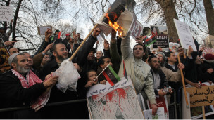 متظاهرون ضد القذافي