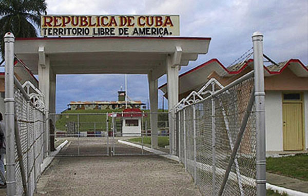 Entrada a la base militar de EE.UU. en Guantánamo. (Foto: Raquel Pérez)
