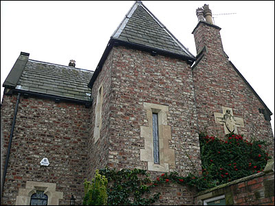 Roper's Lodge front view