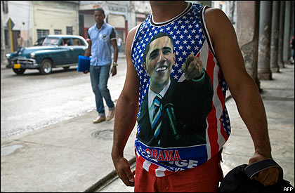 Un cubano camina por La Habana con una camiseta de Obama