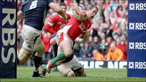 Shane Williams dives over against Scotland