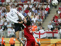 Peter Crouch yn sgorio