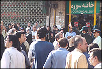 تجمع در خيابان انقلاب (عکس از ايلنا) در حمايت از اکبر گنجی