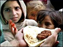 Gıda yardımı yapılan insanlar