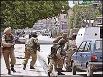 انڈین پولیس گاڑی کے پیچھے چھپ کر بچ رہی ہے