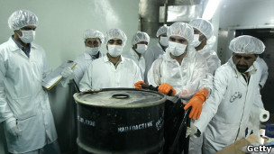 علماء إيرانيون في منشأة نووية