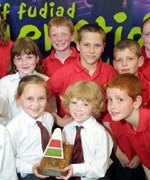 Aelodau o Gôr Aelwyd Llangwm ar ôl ennill y Gystadleuaeth.