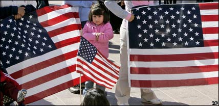 Elli Castillo con su familia en una manifestación en favor de los hispanos en la ciudad de Oklahoma en EE.UU.
