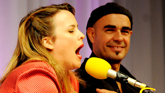 Ali McGregor peforming with Antonio Forcione looking on