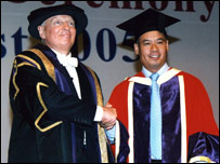 拉夫堡大学前校长Professor Sir David Wallace为李宁颁发学位证书