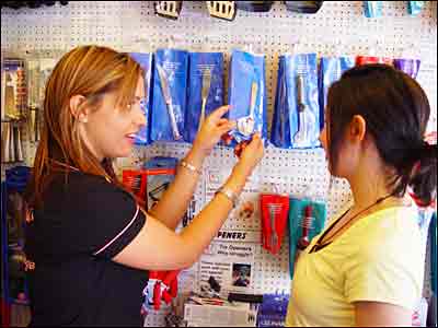 میترا و شارلوت در مغازه چپ دست ها