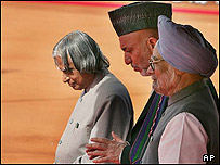 حامد کرزی در ميان نخست وزير و رييس جمهور هند