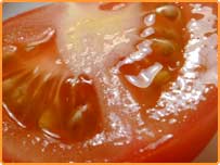 ایک حالیہ دریافت کے مطابق ٹماٹر میں ’لائیکوپین‘ نامی مرکب پایا جاتا ہے جو کینسر سے بچاؤ میں مددگار ہوتا ہے۔