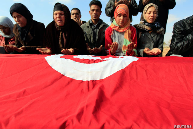 یک زن تونسی در حال تکان دادن پرچم این کشور