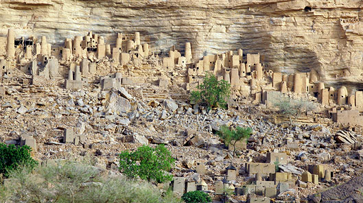 Pentref pobl Dogon ym Mali yn aros am y glaw © Timothy Allen