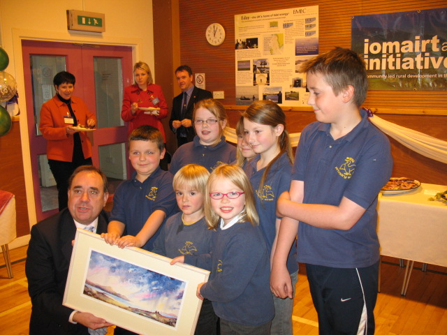 Alex Salmond and school pupils