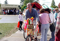 Tom Defis ar ei feic ar y maes