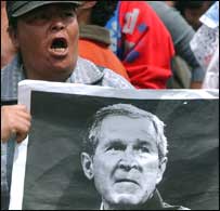 اجلاس کے دوران امریکہ مخالف مظاہرین ہزاروں کی تعداد میں جمع ہیں