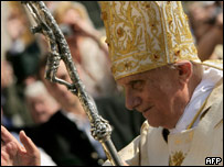 Bento 16 abençoa fiéis no Vaticano antes da missa dos seus 80 anos