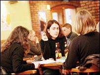 چند زن در يک قهوه خانه