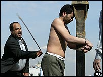 محمد بیجه پیش از اعدام شلاق می خورد