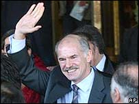 PASOK'un yeni lideri Yorgo Papandreu parti üyelerini selamlıyor