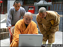 Budist rahipler bilgisayar başında (Arşiv)