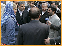 احمدی نژاد با فی ترنی ملوان بریتانیایی در زمان آزادی دیدار می کند