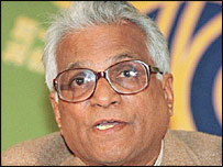 فرنانڈیز پر ووٹروں کو متاثر کرنے کا الزام ہے