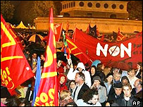 Partidários do "não" comemoram em Paris