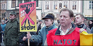 Komunisté protestují proti NATO 