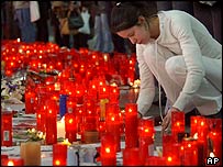 Mulher vela vítimas do atentado de Madri