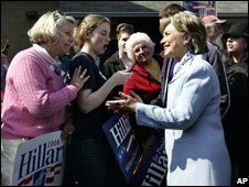 Bà Clinton bắt tay các ủng hộ viên