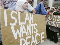 ''İslam barış ister'' posteri taşıyan Müslüman bir kız