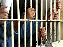 Demir parmaklıklara tutunan eller