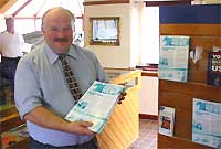 Y Cyng. Derlwyn Hughes yn dosbarthu'r cylchlythyr yn yr Wylfan