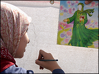 دختری در حال نقاشی کشيدن